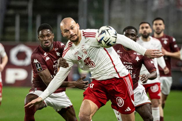 FOOTBALL : Metz vs Stade Brestois - ligue 1 - Metz - 01 03 26 Ludovic Ajorque 19 et Sadibou SanÃ 38  Copyright: xelyxandroxcegarrax