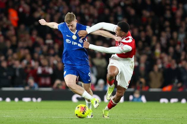 Liam Delap of Chelsea is challenged by Gabriel Magalhaes of Arsenal Arsenal v Chelsea, Football, Premier League, Emirates Stadium, London, UK - 01 03 2026 EDITORIAL USE ONLY No use with unauthorised audio, video, data, fixture lists (outside the EU), club league logos or live services. Online in-match use limited to 45 images (+15 in extra time). No use to emulate moving images. No use in betting, games or Copyright: xAnthonyxHanc Shutterstockx 16718865au