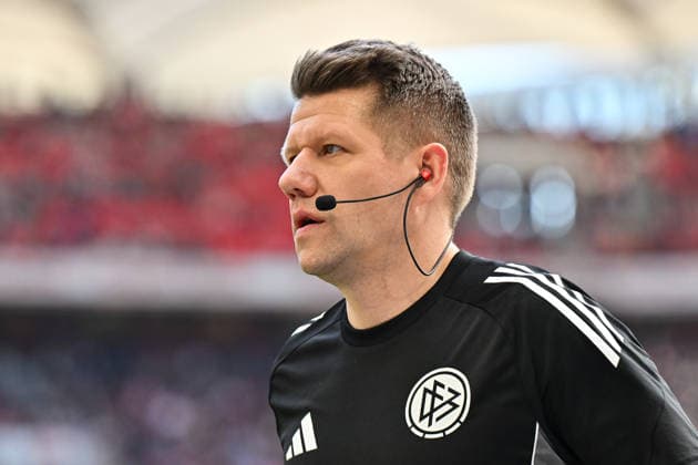 Bundesliga; VfB Stuttgart - VfL Wolfsburg; 01.03.2026 STUTTGART, DEUTSCHLAND - 01. MÄRZ: im Bild Schiedsrichter Patrick ITTRICH Einzelfoto Freisteller während dem Bundesligamatch zwischen dem VfB Stuttgart und dem VfL Wolfsburg am 24. Spieltag in der MHP-Arena DFL REGULATIONS PROHIBIT ANY USE OF PHOTOGRAPHS AS IMAGE SEQUENCES AND OR QUASI-VIDEO *** Bundesliga VfB Stuttgart VfL Wolfsburg 01 03 2026 STUTTGART, GERMANY 01 MARCH in picture referee Patrick ITTRICH single photo cropped during the Bundesliga match between VfB Stuttgart and VfL Wolfsburg on matchday 24 at the MHP Arena DFL REGULATIONS PROHIBIT ANY USE OF PHOTOGRAPHS AS IMAGE SEQUENCES AND OR QUASI VIDEO Copyright: xBEAUTIFULxSPORTS Goldbergx