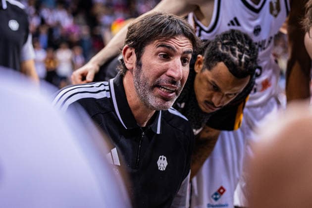 FIBA World Cup Qualifier: Germany vs. Croatia; 01.03.2026 Alex Mumbru (Headcoach Deutscher Basketball Bund) in der Auszeit - FIBA Basketball World Cup 2027 European Qualifiers, Deutschland vs. Kroatien, 1.3.2026, Telekom Dome, Bonn Copyright: xBEAUTIFULxSPORTS Derixx