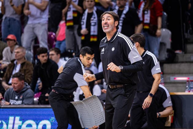 FIBA World Cup Qualifier: Germany vs. Croatia; 01.03.2026 Alex Mumbru (Headcoach Deutscher Basketball Bund) gestikuliert - FIBA Basketball World Cup 2027 European Qualifiers, Deutschland vs. Kroatien, 1.3.2026, Telekom Dome, Bonn Copyright: xBEAUTIFULxSPORTS Derixx