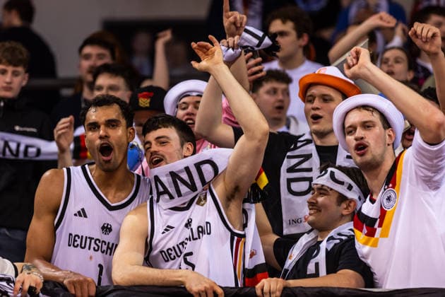 GER, FIBA Basketball World Cup 2027, European Qualifiers, Deutschland-Kroatien. 01.03.2026, Telekom Dome, Bonn, GER, FIBA Basketball World Cup 2027, European Qualifiers, Deutschland-Kroatien. Oscar da Silva (Deutschland, No1) und Jonas Mattisseck (Deutschland, No15) feiern mit den Fans  Foto: Alexander Trienitz Bonn Telekom Dome Nordrhein-Westfalen Deutschland