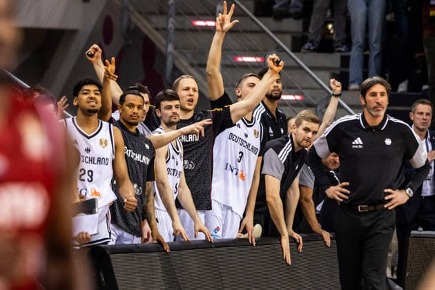 GER, FIBA Basketball World Cup 2027, European Qualifiers, Deutschland-Kroatien. 01.03.2026, Telekom Dome, Bonn, GER, FIBA Basketball World Cup 2027, European Qualifiers, Deutschland-Kroatien. Die Bank vom Team Deutschland jubelt Â Foto: Alexander Trienitz Bonn Telekom Dome Nordrhein-Westfalen Deutschland
