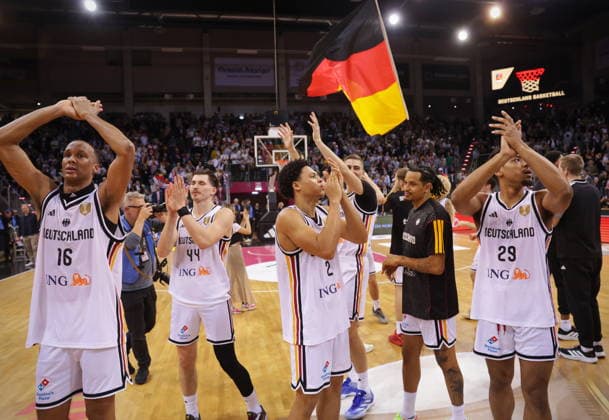 Länderspiel Deutschland vs. Kroatien iin Bonn WM-Qualifikation (Laenderspiel Weltmeisterschaftsvorbereitung) Hier: Jubel nach dem Sieg