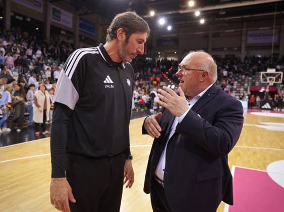Länderspiel Deutschland vs. Kroatien iin Bonn WM-Qualifikation (Laenderspiel Weltmeisterschaftsvorbereitung) Hier: Trainer Alex Mumbru, Ingo Weiss - Präsident, Deutscher Basketball Bund (Praesident)