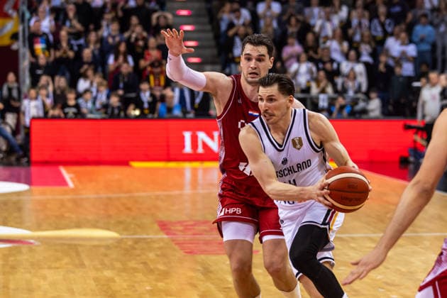 GER, FIBA Basketball World Cup 2027, European Qualifiers, Deutschland-Kroatien. 01.03.2026, Telekom Dome, Bonn, GER, FIBA Basketball World Cup 2027, European Qualifiers, Deutschland-Kroatien. David Krämer (Deutschland, No44), Mario Hezonja (Kroatien, No8) Â Foto: Alexander Trienitz Bonn Telekom Dome Nordrhein-Westfalen Deutschland