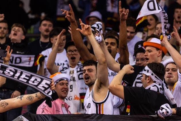 GER, FIBA Basketball World Cup 2027, European Qualifiers, Deutschland-Kroatien. 01.03.2026, Telekom Dome, Bonn, GER, FIBA Basketball World Cup 2027, European Qualifiers, Deutschland-Kroatien. Jonas Mattisseck (Deutschland, No15) feiert mit den Fans  Foto: Alexander Trienitz Bonn Telekom Dome Nordrhein-Westfalen Deutschland