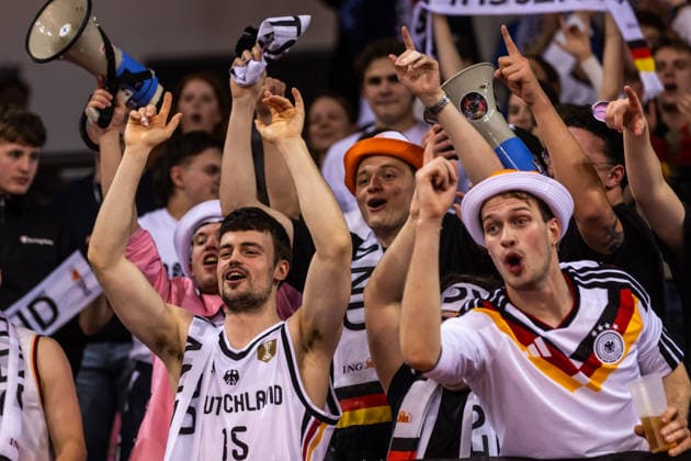 GER, FIBA Basketball World Cup 2027, European Qualifiers, Deutschland-Kroatien. 01.03.2026, Telekom Dome, Bonn, GER, FIBA Basketball World Cup 2027, European Qualifiers, Deutschland-Kroatien. Jonas Mattisseck (Deutschland, No15) feiert mit den Fans Â Foto: Alexander Trienitz Bonn Telekom Dome Nordrhein-Westfalen Deutschland *** GER, FIBA Basketball World Cup 2027, European Qualifiers, Germany Croatia 01 03 2026, Telekom Dome, Bonn, GER, FIBA Basketball World Cup 2027, European Qualifiers, Germany Croatia Jonas Mattisseck Germany, No15 celebrates with the fans Â Photo Alexander Trienitz Bonn Telekom Dome North Rhine-Westphalia Germany
