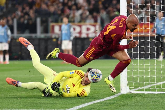 Donyell Malen of AS Roma and Mattia Perin of Juventus FC compete for the ball during the Serie A 2025 2026 football match between AS Roma and Juventus FC at Olimpico stadium in Rome (Italy), March 1st, 2026. CesarexPurini