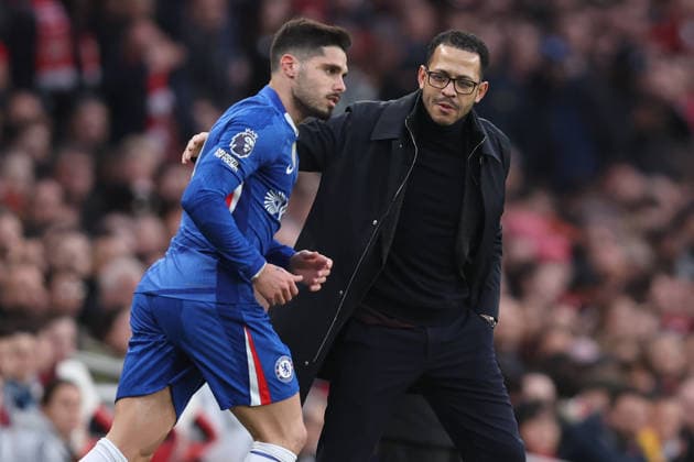 Arsenal v Chelsea 01 March 2026, London - Premier League Football - Arsenal v Chelsea - Chelsea manager Liam Rosenior pats Pedro Neto on the shoulder - Photo: Charlotte Wilson Offside. London UK Copyright: xCharlottexWilsonx xOffsidexOffside