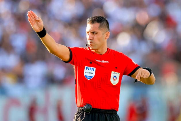 Futbol, Colo Colo vs Universidad de Chile. Fecha 5, Liga de Primera 2026. El arbitro Cristian Garay es fotografiado durante el partido de primera division disputado en el Estadio Monumental David Arellano en Santiago, Chile. 01 03 2026 Pepe Alvujar Photosport Football, Colo Colo vs Universidad de Chile. 5nd turn, 2026 First Division League. Referee Cristian Garay is pictured during the first division match played at the David Arellano Monumental Stadium in Santiago, Chile. 01 03 2026 Pepe Alvujar Photosport Colo Colo vs Universidad de Chile, campeonato 2026 