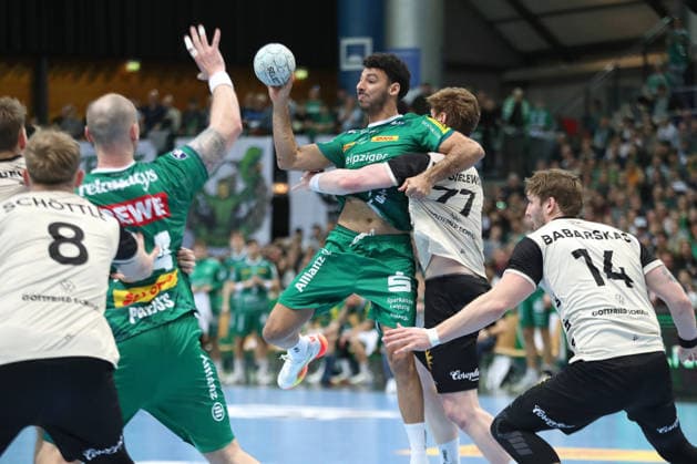 Handball DAIKIN HBL, SC DHfK Leipzig - Bergischer HC; 01.03.2026 Ahmed Khairi (17, SC DHfK Leipzig), attackiert von Johannes Wasielewski (77, Bergischer HC). Handball, DAIKIN HBL, 1. Bundesliga, Saison 2025 2026, 23. Spieltag: SC DHfK Leipzig vs. Bergischer HC am 01.03.2026 in der Quarterback Immobilien Arena Leipzig. Copyright: xBEAUTIFULxSPORTS JanxKaeferx