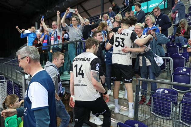 Handball DAIKIN HBL, SC DHfK Leipzig - Bergischer HC; 01.03.2026 Gerdas Babarskas (14, Bergischer HC), Sören Steinhaus (53, Bergischer HC) und ihr Team feiern bei den Fans den Sieg. Handball, DAIKIN HBL, 1. Bundesliga, Saison 2025 2026, 23. Spieltag: SC DHfK Leipzig vs. Bergischer HC am 01.03.2026 in der Quarterback Immobilien Arena Leipzig. Copyright: xBEAUTIFULxSPORTS JanxKaeferx