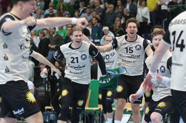 Handball DAIKIN HBL, SC DHfK Leipzig - Bergischer HC; 01.03.2026 Kim Voss-Fels (21, Bergischer HC) und Lars Kooij (15, Bergischer HC) jubeln gemeinsam mit ihrem Team über den Sieg. Freude, Emotionen. Handball, DAIKIN HBL, 1. Bundesliga, Saison 2025 2026, 23. Spieltag: SC DHfK Leipzig vs. Bergischer HC am 01.03.2026 in der Quarterback Immobilien Arena Leipzig. Copyright: xBEAUTIFULxSPORTS JanxKaeferx