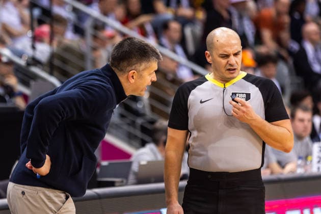 GER, FIBA Basketball World Cup 2027, European Qualifiers, Deutschland-Kroatien. 01.03.2026, Telekom Dome, Bonn, GER, FIBA Basketball World Cup 2027, European Qualifiers, Deutschland-Kroatien. Tomislav Mijatovic (Head Coach, Kroatien) diskutiert mit den Schiedsrichter  Foto: Alexander Trienitz Bonn Telekom Dome Nordrhein-Westfalen Deutschland