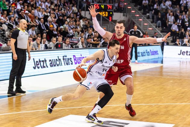 GER, FIBA Basketball World Cup 2027, European Qualifiers, Deutschland-Kroatien. 01.03.2026, Telekom Dome, Bonn, GER, FIBA Basketball World Cup 2027, European Qualifiers, Deutschland-Kroatien. David Krämer (Deutschland, No44), Mario Hezonja (Kroatien, No8) Â Foto: Alexander Trienitz Bonn Telekom Dome Nordrhein-Westfalen Deutschland