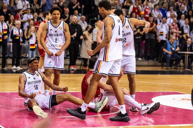 GER, FIBA Basketball World Cup 2027, European Qualifiers, Deutschland-Kroatien. 01.03.2026, Telekom Dome, Bonn, GER, FIBA Basketball World Cup 2027, European Qualifiers, Deutschland-Kroatien. Louis Olinde (Deutschland, No16) jubelt am Boden mit Jack Kayil (Deutschland, No2) und Oscar da Silva (Deutschland, No1) Â Foto: Alexander Trienitz Bonn Telekom Dome Nordrhein-Westfalen Deutschland