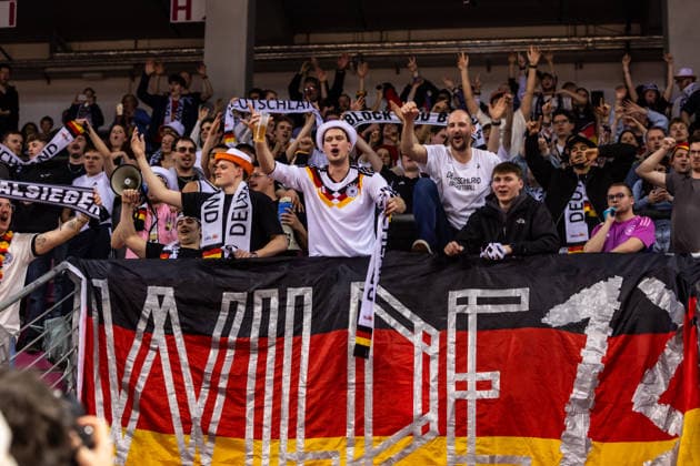 GER, FIBA Basketball World Cup 2027, European Qualifiers, Deutschland-Kroatien. 01.03.2026, Telekom Dome, Bonn, GER, FIBA Basketball World Cup 2027, European Qualifiers, Deutschland-Kroatien. Fans vom Team Deutschland freuen sich über den Sieg Â Foto: Alexander Trienitz Bonn Telekom Dome Nordrhein-Westfalen Deutschland