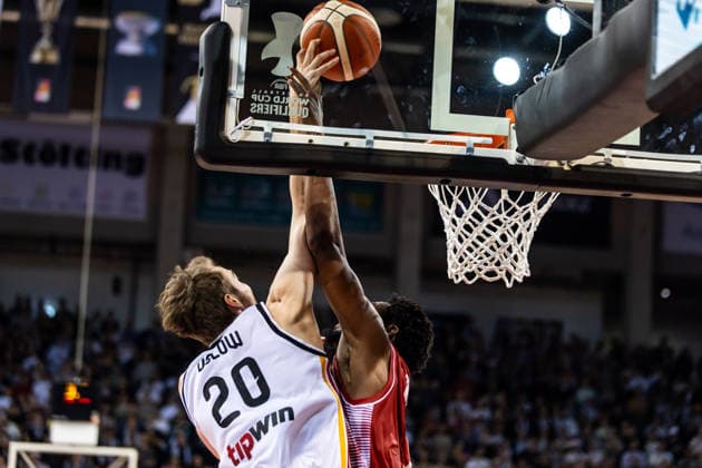 GER, FIBA Basketball World Cup 2027, European Qualifiers, Deutschland-Kroatien. 01.03.2026, Telekom Dome, Bonn, GER, FIBA Basketball World Cup 2027, European Qualifiers, Deutschland-Kroatien. Malte Delow (Deutschland, No20), Jaleen Smith (Kroatien, No3) Â Foto: Alexander Trienitz Bonn Telekom Dome Nordrhein-Westfalen Deutschland