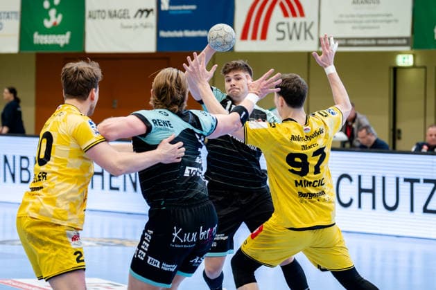 Krefeld, 01.03.2026, Handball, Herren, 2. Bundesliga, 22. Spieltag, 2025 2026: HSG Krefeld Niederrhein HC Oppenweiler Backnang Nick Fröhlich (HC Oppenweiler Backnang, 10) beim Anspielversuch auf Lukas Süsser (HC Oppenweiler Backnang, 74) und Matija Mircic (HSG Krefeld Niederrhein, 97) versucht dies zu verhindern Krefeld Glockenspitzhalle NRW Germany