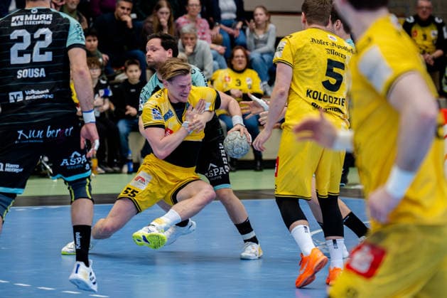 Krefeld, 01.03.2026, Handball, Herren, 2. Bundesliga, 22. Spieltag, 2025 2026: HSG Krefeld Niederrhein HC Oppenweiler Backnang Niklas Ingenpaß (HSG Krefeld Niederrhein, 55) im Zweikampf mit Felix Klingler (HC Oppenweiler Backnang, 24) Krefeld Glockenspitzhalle NRW Germany