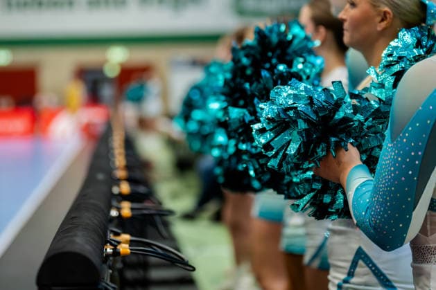 Krefeld, 01.03.2026, Handball, Herren, 2. Bundesliga, 22. Spieltag, 2025 2026: HSG Krefeld Niederrhein HC Oppenweiler Backnang Dolphins Cheerleader Krefeld feuern die Mannschaft an Krefeld Glockenspitzhalle NRW Germany