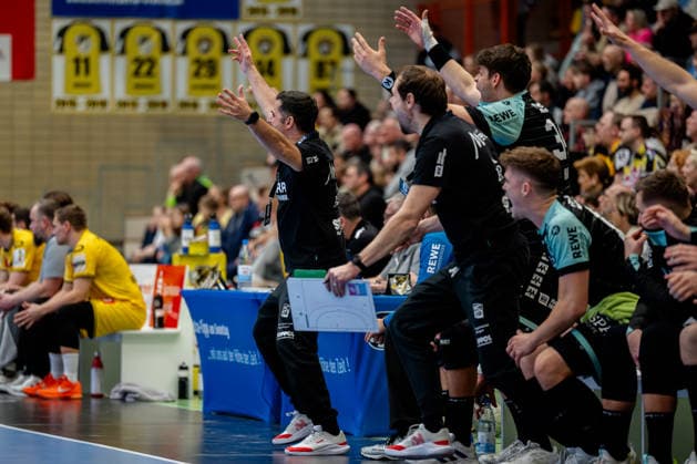Krefeld, 01.03.2026, Handball, Herren, 2. Bundesliga, 22. Spieltag, 2025 2026: HSG Krefeld Niederrhein HC Oppenweiler Backnang Aufregung auf der Bank der Gäste aus Oppenweiler Backnang Krefeld Glockenspitzhalle NRW Germany