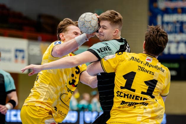 Krefeld, 01.03.2026, Handball, Herren, 2. Bundesliga, 22. Spieltag, 2025 2026: HSG Krefeld Niederrhein HC Oppenweiler Backnang Martin Schmiedt (HC Oppenweiler Backnang, 21) in die Zange genommen von Niklas Ingenpaß (HSG Krefeld Niederrhein, 55, li.) und Lucas Schneider (HSG Krefeld Niederrhein, 11) Krefeld Glockenspitzhalle NRW Germany
