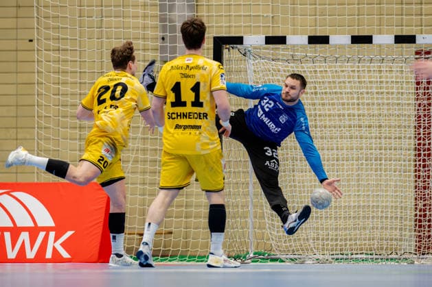 Krefeld, 01.03.2026, Handball, Herren, 2. Bundesliga, 22. Spieltag, 2025 2026: HSG Krefeld Niederrhein HC Oppenweiler Backnang Lukas Siegler (HSG Krefeld Niederrhein, 20) beim Torwurf gegen Janis Boieck (HC Oppenweiler Backnang, 32) Krefeld Glockenspitzhalle NRW Germany