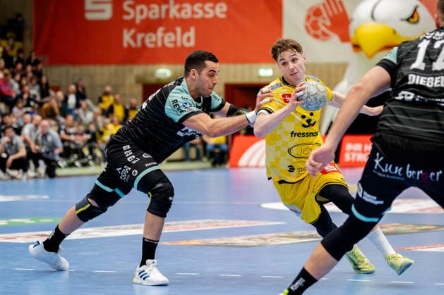 Krefeld, 01.03.2026, Handball, Herren, 2. Bundesliga, 22. Spieltag, 2025 2026: HSG Krefeld Niederrhein HC Oppenweiler Backnang Marvin Kix (HSG Krefeld Niederrhein, 7) im Zweikampf mit Ruben Sousa (HC Oppenweiler Backnang, 22) Krefeld Glockenspitzhalle NRW Germany