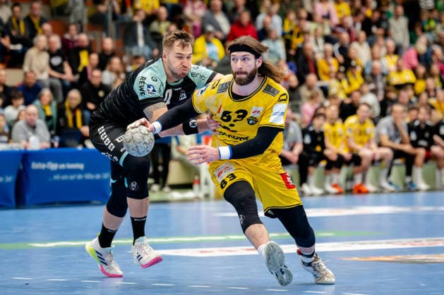 Krefeld, 01.03.2026, Handball, Herren, 2. Bundesliga, 22. Spieltag, 2025 2026: HSG Krefeld Niederrhein HC Oppenweiler Backnang Julius Rose (HSG Krefeld Niederrhein, 63) gewinnt Zweikampf gegen Niklas Diebel (HC Oppenweiler Backnang, 17) Krefeld Glockenspitzhalle NRW Germany