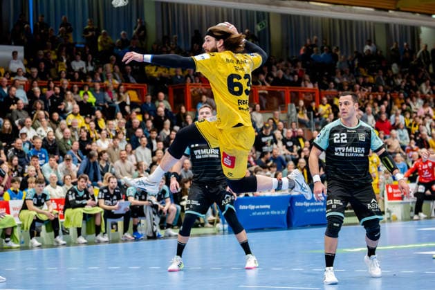 Krefeld, 01.03.2026, Handball, Herren, 2. Bundesliga, 22. Spieltag, 2025 2026: HSG Krefeld Niederrhein HC Oppenweiler Backnang Julius Rose (HSG Krefeld Niederrhein, 63) beim Torwurf Krefeld Glockenspitzhalle NRW Germany