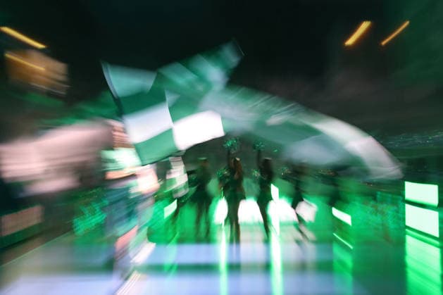 Handball DAIKIN HBL, SC DHfK Leipzig - Bergischer HC; 01.03.2026 Eine grün-weiße Fahne des SC DHfK wird geschwenkt, während darunter im grünen Licht die Cheerleader tanzten. Zoom-Effekt, Symbolbild, Feature, Hintergrund. Handball, DAIKIN HBL, 1. Bundesliga, Saison 2025 2026, 23. Spieltag: SC DHfK Leipzig vs. Bergischer HC am 01.03.2026 in der Quarterback Immobilien Arena Leipzig. Copyright: xBEAUTIFULxSPORTS JanxKaeferx