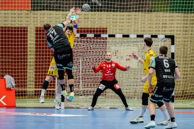 Krefeld, 01.03.2026, Handball, Herren, 2. Bundesliga, 22. Spieltag, 2025 2026: HSG Krefeld Niederrhein HC Oppenweiler Backnang Niklas Diebel (HC Oppenweiler Backnang, 17) beim Wurf aus dem Rückraum gegen den Block von Lucas Schneider (HSG Krefeld Niederrhein, 11) und im Tor Pau Guitart (HSG Krefeld Niederrhein Niederrhein, 12) Krefeld Glockenspitzhalle NRW Germany