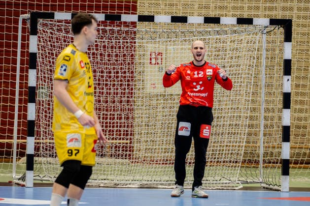 Krefeld, 01.03.2026, Handball, Herren, 2. Bundesliga, 22. Spieltag, 2025 2026: HSG Krefeld Niederrhein HC Oppenweiler Backnang Pau Guitart (HSG Krefeld Niederrhein Niederrhein, 12) jubelt über eine Parade Krefeld Glockenspitzhalle NRW Germany