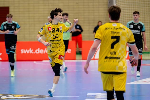 Krefeld, 01.03.2026, Handball, Herren, 2. Bundesliga, 22. Spieltag, 2025 2026: HSG Krefeld Niederrhein HC Oppenweiler Backnang Cedric Marquardt (HSG Krefeld Niederrhein, 24) jubelt nach dem Treffer Krefeld Glockenspitzhalle NRW Germany