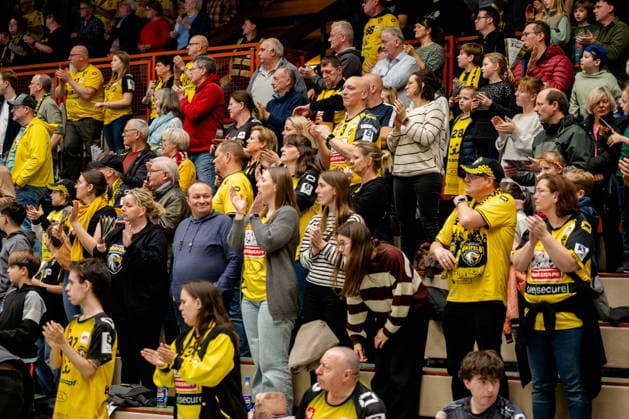 Krefeld, 01.03.2026, Handball, Herren, 2. Bundesliga, 22. Spieltag, 2025 2026: HSG Krefeld Niederrhein HC Oppenweiler Backnang Krefelder Fans klatschen der Mannschaft Beifall Krefeld Glockenspitzhalle NRW Germany
