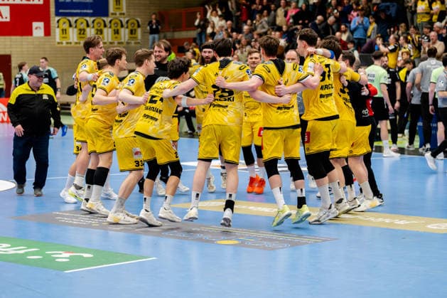 Krefeld, 01.03.2026, Handball, Herren, 2. Bundesliga, 22. Spieltag, 2025 2026: HSG Krefeld Niederrhein HC Oppenweiler Backnang Krefelder Mannschaft im Hüpfkreis nach dem Sieg Krefeld Glockenspitzhalle NRW Germany
