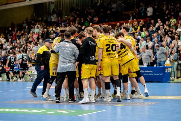 Krefeld, 01.03.2026, Handball, Herren, 2. Bundesliga, 22. Spieltag, 2025 2026: HSG Krefeld Niederrhein HC Oppenweiler Backnang Krefelder Mannschaft im Kreis nach dem Sieg Krefeld Glockenspitzhalle NRW Germany
