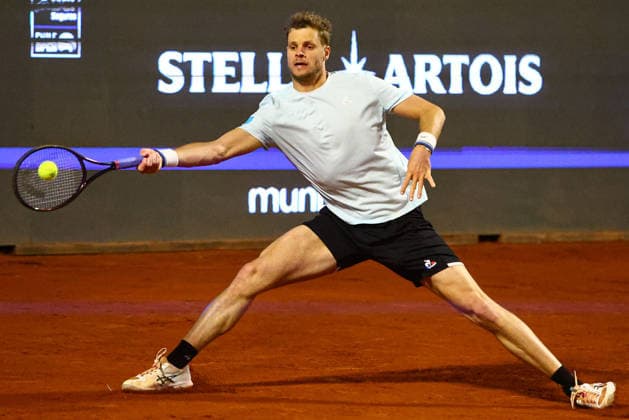 Tenis, Yannick Hanfmann vs Luciano Darderi El tenista Yannick Hanfmann de Alemania regresa la bola en contra de Luciano Darderi de Italia por el ATP, Tennis Herren 250 de Santiago 2026 en el Club Deportivo San Carlos de Apoquindo en Santiago, Chile. 01 03 2026 Matias Salas Photosport Tennis, Yannick Hanfmann vs Luciano Darderi The tennis player Yannick Hanfmann de Germany return the ball against of Luciano Darderi de Italy in the match for the ATP 250 Santiago 2026 at the Club Deportivo San Carlos de Apoquindo in Santiago, Chile.01 03 2026 Matias Salas Photosport Yannick Hanfmann vs Luciano Darderi, Final ATP 250 Santiago 2026 
