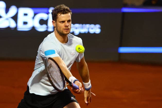 Tenis, Yannick Hanfmann vs Luciano Darderi El tenista Yannick Hanfmann de Alemania regresa la bola en contra de Luciano Darderi de Italia por el ATP, Tennis Herren 250 de Santiago 2026 en el Club Deportivo San Carlos de Apoquindo en Santiago, Chile. 01 03 2026 Matias Salas Photosport Tennis, Yannick Hanfmann vs Luciano Darderi The tennis player Yannick Hanfmann de Germany return the ball against of Luciano Darderi de Italy in the match for the ATP 250 Santiago 2026 at the Club Deportivo San Carlos de Apoquindo in Santiago, Chile.01 03 2026 Matias Salas Photosport Yannick Hanfmann vs Luciano Darderi, Final ATP 250 Santiago 2026 