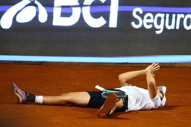 Tenis, Yannick Hanfmann vs Luciano Darderi El tenista Luciano Darderi de Italia celebra el triunfo en contra de Yannick Hanfmann de Alemania por el ATP, Tennis Herren 250 de Santiago 2026 en el Club Deportivo San Carlos de Apoquindo en Santiago, Chile. 01 03 2026 Matias Salas Photosport Tennis, Yannick Hanfmann vs Luciano Darderi The tennis player Luciano Darderi de Italy celebrates his victory against of Yannick Hanfmann de Germany in the match for the ATP 250 Santiago 2026 at the Club Deportivo San Carlos de Apoquindo in Santiago, Chile. 01 03 2026 Matias Salas Photosport Yannick Hanfmann vs Luciano Darderi, Final ATP 250 Santiago 2026 