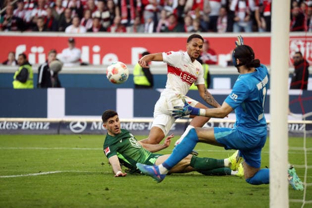 01.03.26 VfB Stuttgart - VfL Wolfsburg Deutschland, Stuttgart, 01.03.2026, Fussball, Bundesliga, Saison 2025 2026, VfB Stuttgart - VfL Wolfsburg (4:0): v.l. Kamil Grabara (VfL Wolfsburg), Nikolas Nartey (VfB Stuttgart), Konstantinos Koulierakis (VfL Wolfsburg); Tor 4:0 Nartey.