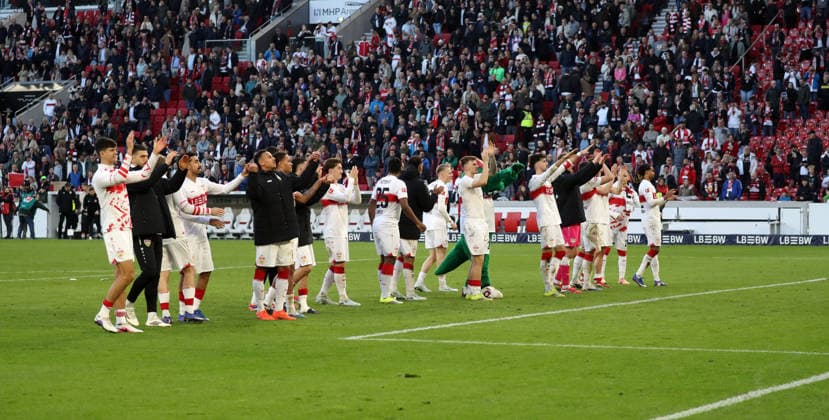 01.03.26 VfB Stuttgart - VfL Wolfsburg Deutschland, Stuttgart, 01.03.2026, Fussball, Bundesliga, Saison 2025 2026, VfB Stuttgart - VfL Wolfsburg (4:0): Team Mannschaft Spieler Stuttgart Schlussjubel vor den Fans Cannstatter Kurve.