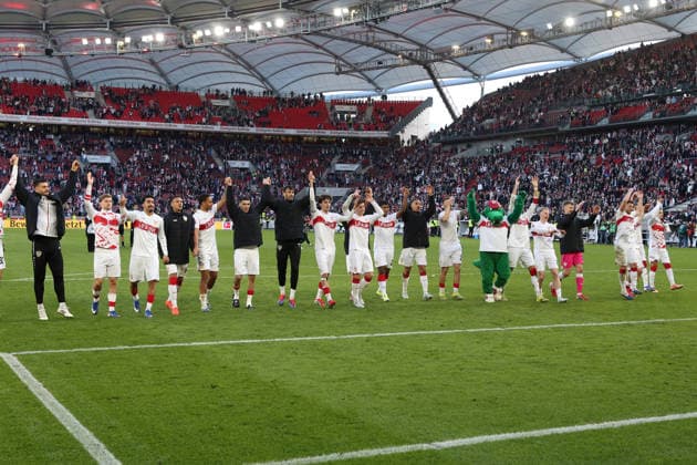01.03.26 VfB Stuttgart - VfL Wolfsburg Deutschland, Stuttgart, 01.03.2026, Fussball, Bundesliga, Saison 2025 2026, VfB Stuttgart - VfL Wolfsburg (4:0): Team Mannschaft Spieler VfB Stuttgart Schlussjubel.