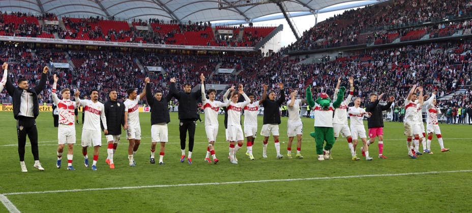 01.03.26 VfB Stuttgart - VfL Wolfsburg Deutschland, Stuttgart, 01.03.2026, Fussball, Bundesliga, Saison 2025 2026, VfB Stuttgart - VfL Wolfsburg (4:0): Team Mannschaft Spieler Stuttgart Schlussjubel vor den Fans Cannstatter Kurve.