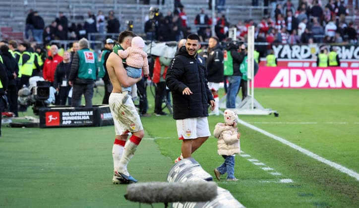 01.03.26 VfB Stuttgart - VfL Wolfsburg Deutschland, Stuttgart, 01.03.2026, Fussball, Bundesliga, Saison 2025 2026, VfB Stuttgart - VfL Wolfsburg (4:0): v.l. Ermedin Demirovic, Deniz Undav (beide VfB Stuttgart) mit ihren Kindern.