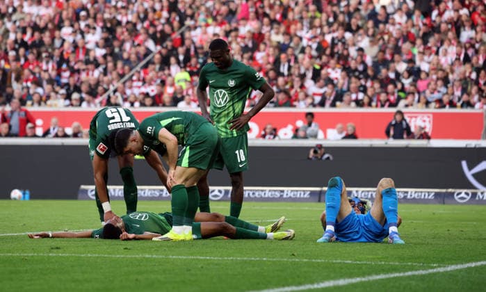 01.03.26 VfB Stuttgart - VfL Wolfsburg Deutschland, Stuttgart, 01.03.2026, Fussball, Bundesliga, Saison 2025 2026, VfB Stuttgart - VfL Wolfsburg (4:0): v.l. Jeanuel Belocian, Moritz Jenz, Konstantinos Koulierakis, Jonas Adjetey, Kamil Grabara (alle VfL Wolfsburg); Enttäuschung.