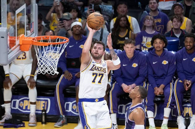 March 1, 2026, Los Angeles, California, USA: Los Angeles LakersÃ¢â‚¬â ¢ Luka DonÄÂiÄ¡ (77) shoots against the Sacramento Kings during an NBA, Basketball Herren, USA basketball game at Crypto.com Arena on Sunday, March 1, 2026 in Los Angeles. NBA 2026: Kings Vs Lakers  - ZUMAc68_ 20260301_zaf_c68_007 Copyright: xRingoxChiux