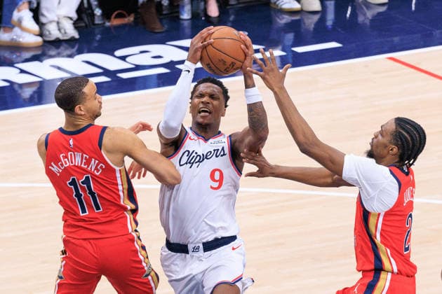 March 1, 2026, Inglewood, California, USA: Bennedict Mathurin 9 of the Los Angeles Clippers tries to drive in-between Bryce McGowens 11 and Herbert Jones 2 of the New Orleans Pelicans during their 2026 NBA, Basketball Herren, USA regular season game on Sunday March 1, 2026 at Intuit Dome Arena in Inglewood, California. JAVIER ROJAS PI Clippers Vs. Pelicans  - ZUMAp124 20260301_zaa_p124_006 Copyright: xJavierxRojasx